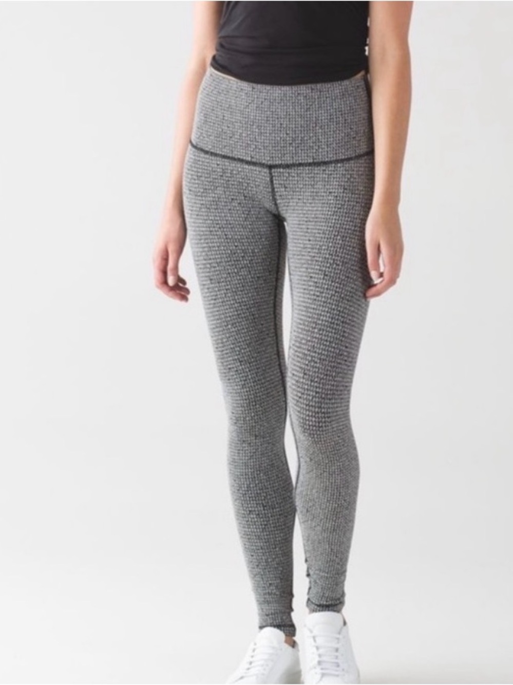 Lululemon textured wunder under size 2 high rise white and black print thick fab